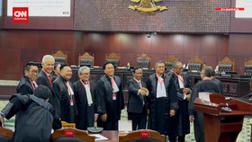 VIDEO: Momen Ganjar-Mahfud Tertawa & Foto Bareng Tim Hukum Prabowo