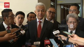 VIDEO: Naik Bus, Ganjar-Mahfud Hadiri Sidang Perdana PHPU