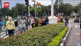 VIDEO: 2 Kelompok Massa Saling Lempar Batu Deket Gedung MK