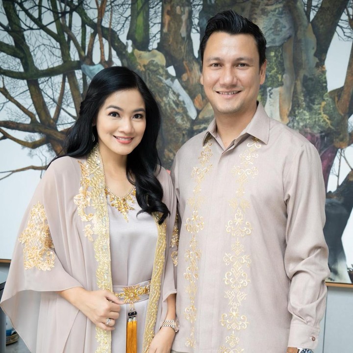 <p>Titi Kamal dan Christian Sugiono merupakan salah satu pasangan artis yang selalu tampil kompak. Pada hari Lebaran, mereka juga terlihat mengenakan busana <em>couple</em> dengan memakai <em>outer</em> kaftan dan baju koko bermotif etnik. (Foto: Instagram @titi_kamall)</p>