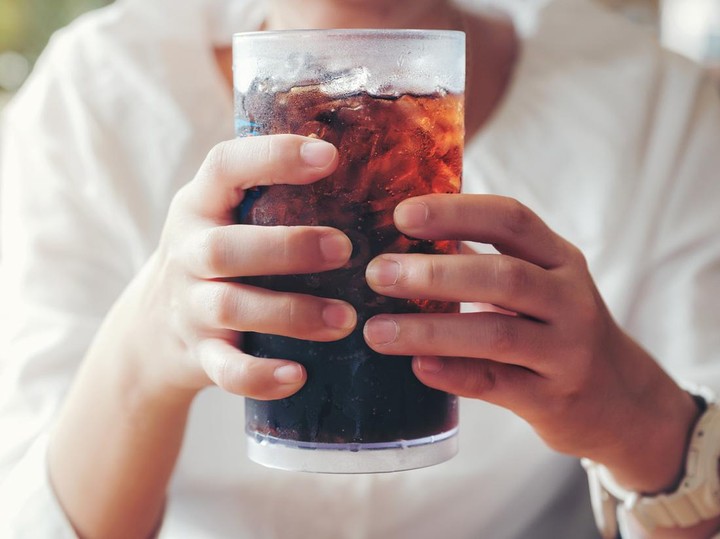 903780304 Tangan wanita memberikan gelas, minuman ringan dengan es, sweethart atau teman