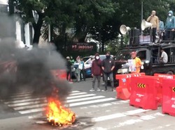 Sempat Bakar Ban, Massa Relawan 01 dan 02 Bubarkan Diri