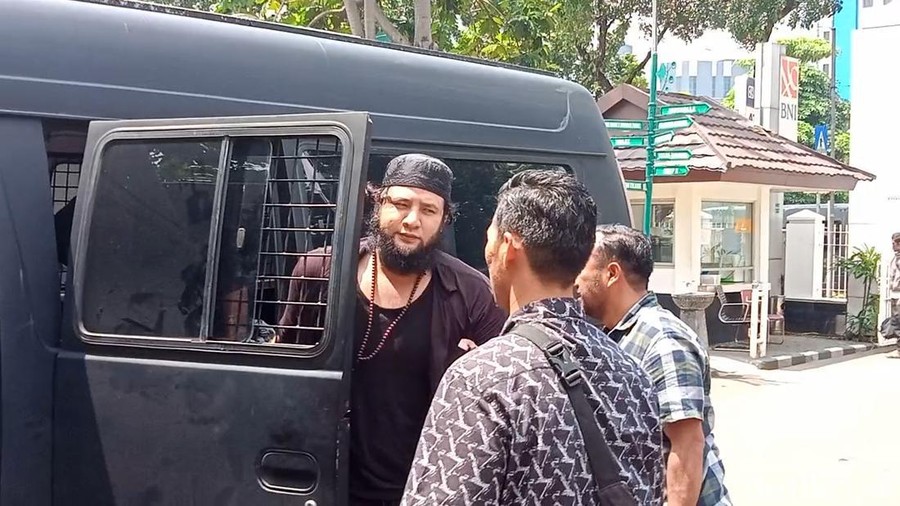Ammar Zoni dan Ibra Azhari saat diserahkan ke Kejari Jakbar