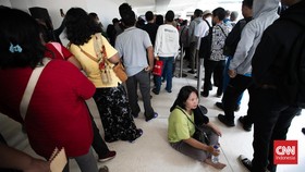 FOTO: Berbondong-bondong Serbu Tempat Penukaran Uang Jelang Lebaran