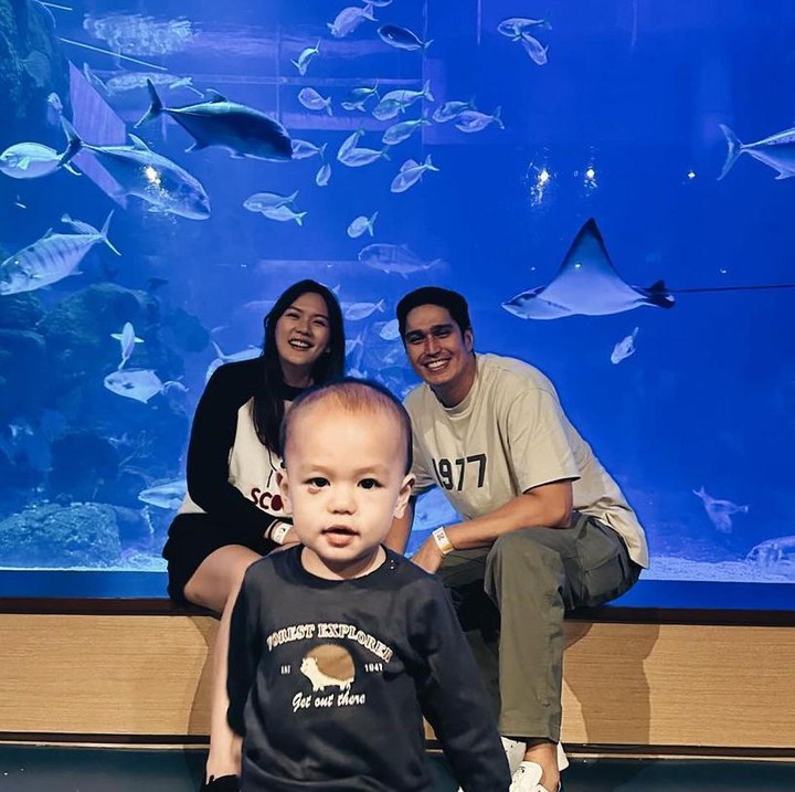 <p>"Kunjungan kedua kita ke Jakarta Aquarium, yippie. Karena Archie lagi suka banget sama ikan dan pinguin, jadi kita ajak lagi ke sini dan selalu <em>happy</em>," tutur Deasy seraya mengunggah momen bersama sang putra. (Foto: Instagram: @marcelchandra/@deasypriscilla)</p>