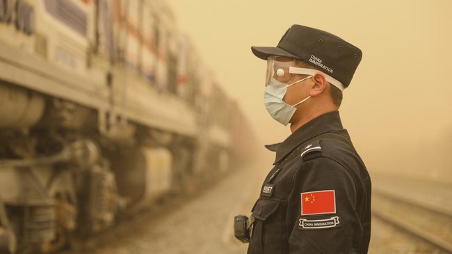 FOTO: Badai Pasir Bikin Lumpuh China Bagian Utara