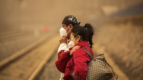 FOTO: Badai Pasir Bikin Lumpuh China Bagian Utara