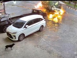 Ngeri! Pemotor di Balikpapan Tewas Ditabrak Truk Tronton-Motor Terbakar