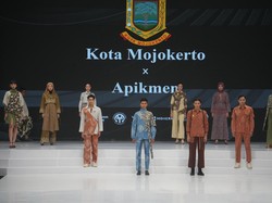 Batik Kota Mojokerto Melenggang di Indonesia Fashion Week 2024