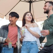 Mau Lebih Dekat dengan Dunia Pasangan Lewat Temannya? Ikuti 5 Tips Ini, Yuk!