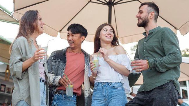 Mau Lebih Dekat dengan Dunia Pasangan Lewat Temannya? Ikuti 5 Tips Ini, Yuk!