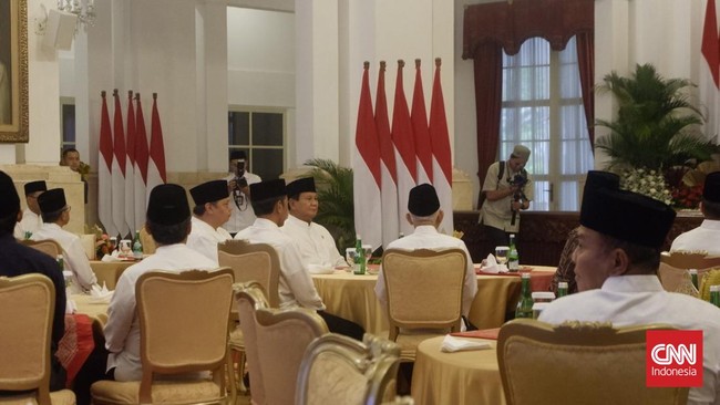 Presiden Jokowi Berkumpul dengan Para Menteri dan Prabowo Subianto dalam Buka Puasa Bersama