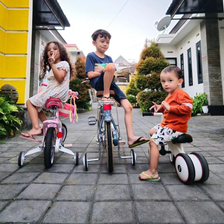 <p>Anak-anak Dahlia dan Fandy diberi nama James Nathaniall Christian, Rose Christian, dan Callum Matthew Christian. Ketiganya tumbuh menjadi anak yang sehat, ceria, dan aktif, nih.(Foto: Instagram @dahliach)<br /><br /><br /></p>