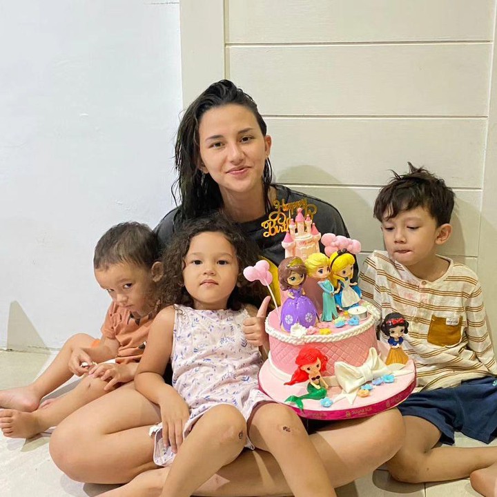 <p>Postingan-postingan tersebut juga menuai banyak reaksi dari netizen. Salah satu yang paling sering di-mention yakni paras bule ketiga anak dari perempuan berusia 27 tahun tersebut. "Cakep semua anaknya bule bule lucu," ujar akun @saison****. (Foto: Instagram @dahliach)<br /><br /><br /></p>