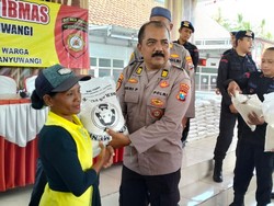 Polisi Salurkan Bantuan Sembako ke Warga Desa di Kawasan PT BSI Banyuwangi