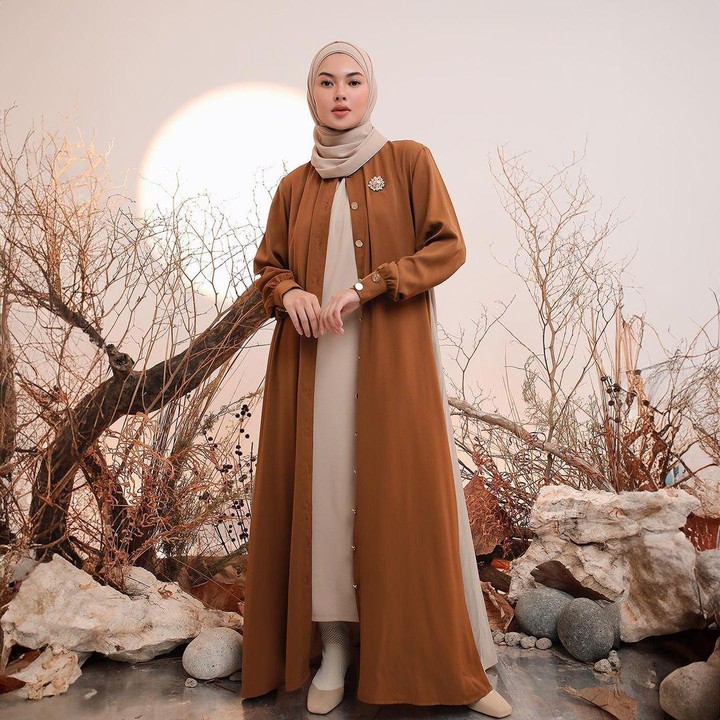 <p>Dress gamis dengan warna coklat walnut ini bisa menjadi pilihan Bunda hamil untuk merayakan Idul Fitri besok. Warna coklat yang tegas dengan paduan lembut dari warna putih beige akan memancarkan kesan elegan dan menarik, Bunda. Potongan yang loose juga akan membuat ibu hamil nyaman saat silaturahmi Lebaran. (Foto: Instagram @shibyshireen)</p>