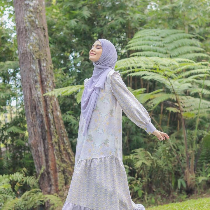 <p>Seperti tahun-tahun sebelumnya, warna pastel akan selalu menjadi pilihan banyak orang dalam berbusana. Salah satunya adalah warna lilac yang akan membuat padupadan ibu hamil terlihat anggun. Warna ini memberikan kesan teduh dan feminin untuk dikenakan sebagai baju lebaran esok, Bun. (Foto: Instagram @shireensungkar)</p>