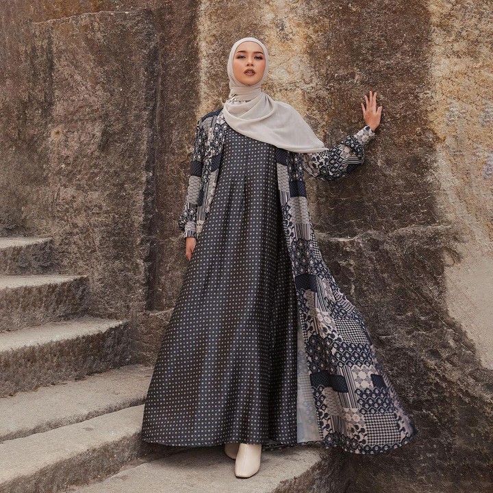 <p>Bunda yang sedang hamil juga bisa mencoba baju lebaran dengan warna hitam, loh. Tren warna ini cantik dikenakan dengan paduan warna monokrom lain di dress lebaran esok. Kesan mewah dan elegan akan terpancar dari warna-warna tersebut. (Foto: Instagram @zaskiasungkarjakarta)</p>