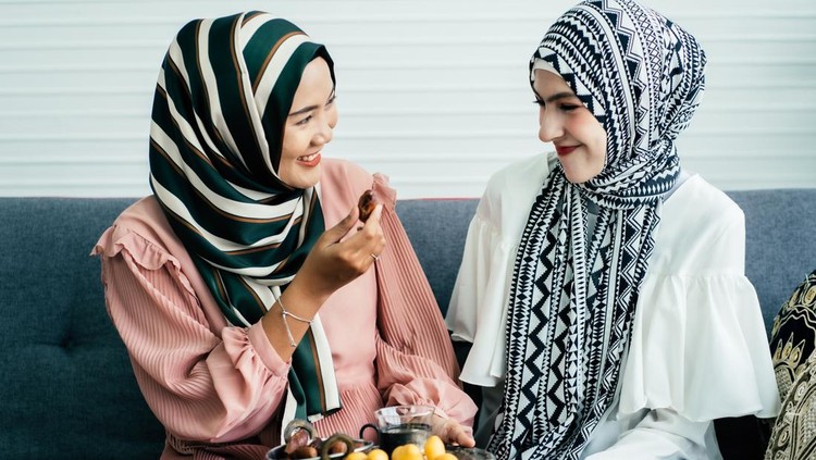Ilustrasi makan kurma
