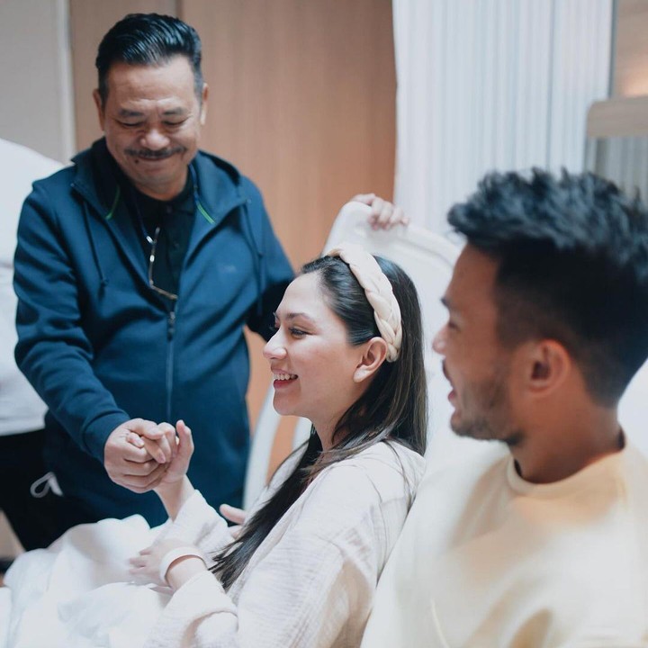 <p>Jessica Mila dan Yakub Hasibuan sedang diselimuti kebahagiaan karena baru menyambut anak pertama, Bunda. Bayi berjenis kelamin perempuan mereka lahir pada 20 Maret 2024 dan diberi nama Kyarra Arunika Hasibuan. (Foto: Instagram @bukaan.moment)<br /><br /></p>