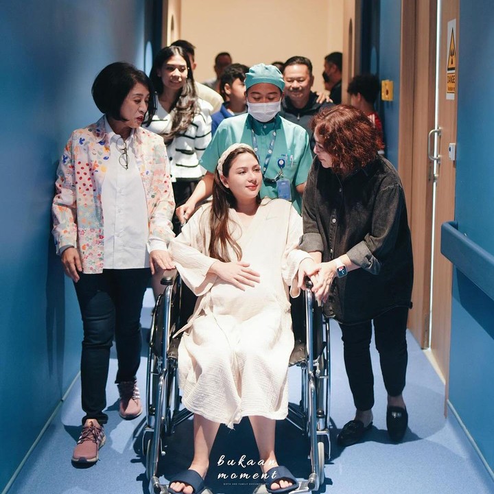 <p>Melihat potret-potret yang dibagikan, banyak netizen menyebut Jessica Mila begitu dicintai oleh keluarga sang suami. "Definisi dicintai banyak orang secara "ugal2an" bangettt yaa <em>happy</em> rame banget yang sayang sama jesmil and<em> baby</em> Kya," ujar akun @jenifer*****, "keluarganya hangat banget yaa," sambung @ade****. (Foto: Instagram @bukaan.moment)<br /><br /><br /></p>
