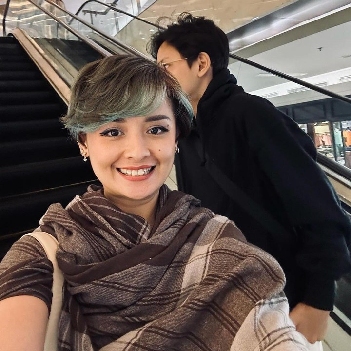 <p>Joanna Alexandra termasuk salah satu aktris yang selalu tampil dengan model rambut pendek. Akan tetapi, belum lama ini ia mengubah model rambutnya menjadi lebih kece. Bunda penasaran? (Foto: Instagram@joannaalexandra)</p>