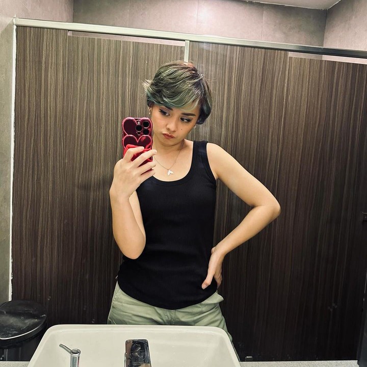 <p>Meski sudah menginjak usia 36 tahun dan memiliki empat anak, penampilan Joanna masih seperti ABG ya, Bunda? (Foto: Instagram@joannaalexandra)</p>