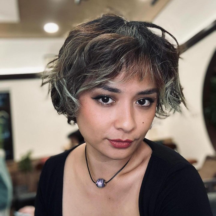 <p>Tak butuh waktu lama, Bunda empat anak ini langsung disebut terlihat semakin cantik, Bunda. "Duhh cakep nih model rambut begini kalau ke Bali sansyetan," tulis akun <em>@marinanaomipak****.</em> "Makin cantik," tulis akun <em>@lusiana****.</em> (Foto: Instagram@joannaalexandra)</p>