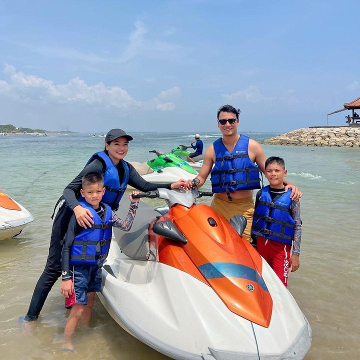 <p>Titi melahirkan anak pertamanya yang bernama Arjuna Zayan Sugiono pada 16 November 2013. Sementara itu, si bungsu yang bernama Kai Attar Sugiono, lahir pada 5 Desember 2017. (Foto: Instagram: @titi_kamal)</p>