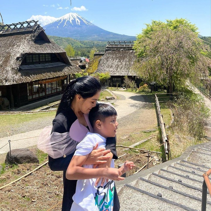<p>"Sulungku yang baik dan lembut, penyayang," tulisnya seraya mengunggah foto bersama Juna kala berlibur ke negara Jepang beberapa waktu lalu. (Foto: Instagram: @titi_kamal)</p>