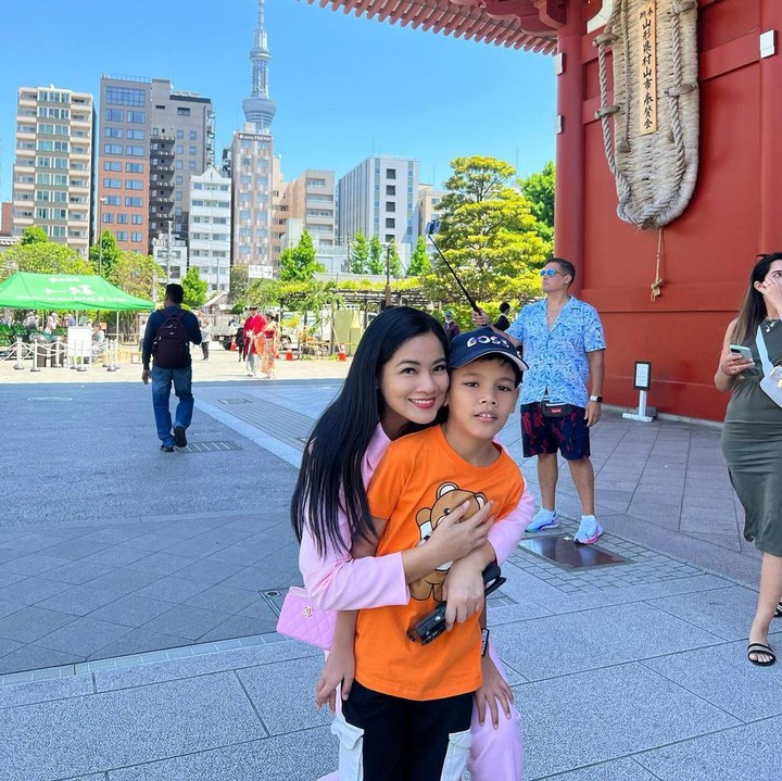 <p>Titi pun kerap membagikan potret kebersamaannya bersama Juna. Menurut Titi, si sulung yang sudah mulai enggan diajak berfoto ini memiliki hati yang sangat lembut dan penyayang. (Foto: Instagram: @titi_kamal)</p>