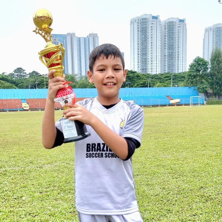 <p>Arjuna Zayan, anak sulung Titi Kamal dan Christian Sugiono bikin bangga kedua orang tuanya karena berprestasi di dunia sepakbola. Pada tahun lalu, Juna sempat memenangkan turnamen di Thailand, lho. "Awalnya sempet menang di <em>match-match</em> awal trus nge-<em>drop</em> di <em>match</em> ke-5 sempat kalah, eh kena bola perutnya Juna. Tetap semangat, eh menang 5-1 di <em>match</em> ke-6. hebat <em>team</em>, semangat untuk pertandingan besok lagi yaa. Menang atau kalah enggak masalah yang penting pengalaman dan prosesnya," ujar Titi.  (Foto: Instagram: @titi_kamal)</p>
