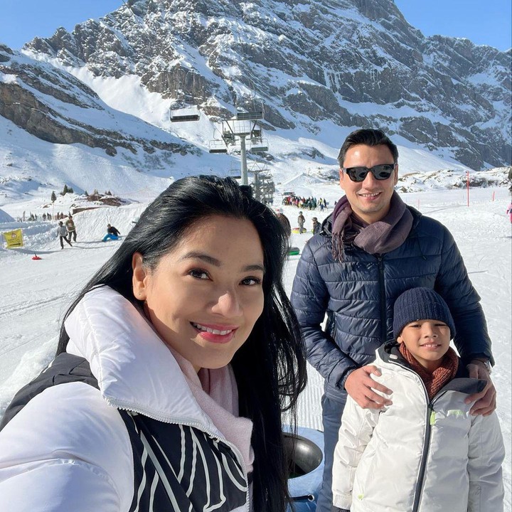 <p>"Tumbuh dan berkembang jadi anak saleh dan pintar, ya," kata seorang netizen. "Juna wajahnya mirip banget Papanya 100 persen," ungkap netizen lainnya. (Foto: Instagram: @titi_kamal)</p>