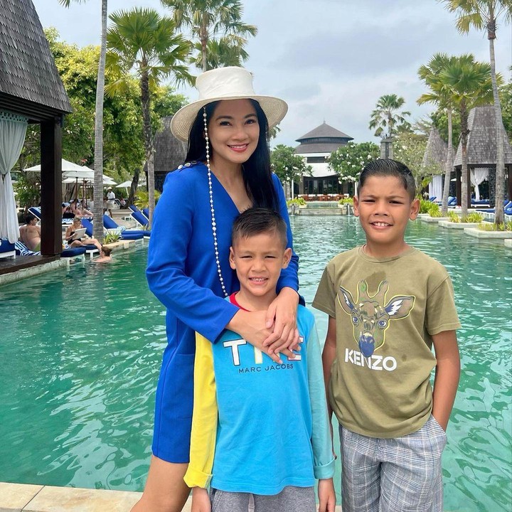 <p>Banyak netizen yang terpesona melihat ketampanan Juna nih, Bunda. Tidak sedikit pula yang mendoakan agar Juna tumbuh menjadi anak yang saleh. (Foto: Instagram: @titi_kamal)</p>
