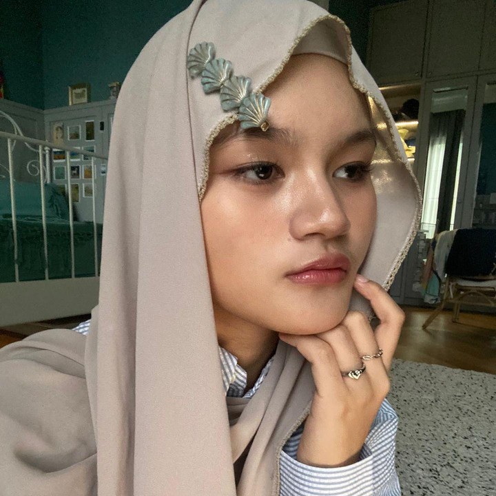 <p>Sama seperti kebanyakan remaja, Kayla juga gemar memoles wajahnya dengan makeup yang natural. Wah, cantik banget ya, Bunda. (Foto: Instagram: @kaylaeeshya)</p>