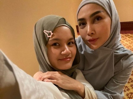 Jarang Tersorot, Ini 7 Potret Cantik Kayla Putri Fenita dan Arie Untung di Usia 16 Tahun