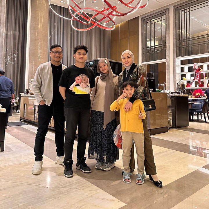 <p>Artis cantik Fenita Arie menikah dengan Arie Untung pada tahun 2005. Dari pernikahan ini, keduanya pun dikaruniai 3 orang anak, Bunda. (Foto: Instagram: @fenitarie)</p>
