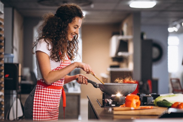 Memasak Hidangan ala Lebaran/ Foto: Freepik/senivpetro