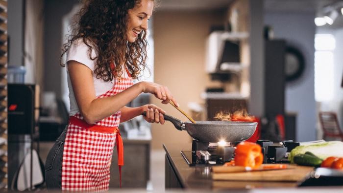 Memasak Hidangan ala Lebaran/ Foto: Freepik/senivpetro