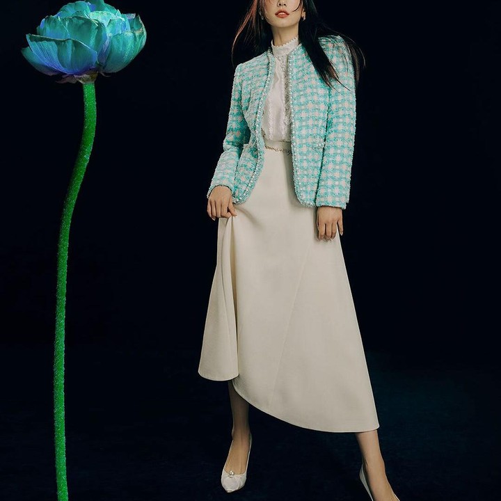 <p>Park Shin Hye memadukan warna pastel yang memancarkan nuansa <em>chic</em>, dengan <em>tweed jacket</em>, <em>white blouse</em>, dan <em>long skirt</em> netral. (Foto: Instagram @mojo.s.phine)</p>