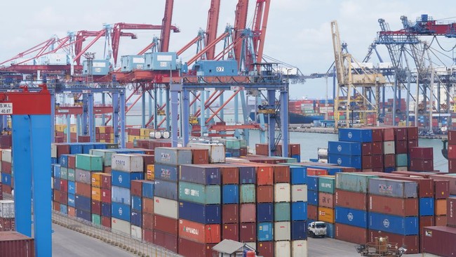 Di Makassar New Port (MNP), terdapat sejumlah fasilitas memadai yang akan melayani kegiatan angkutan peti kemas secara maksimal.