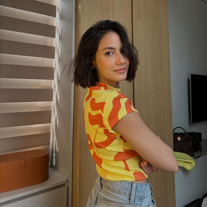 <p>Tak hanya itu, Pevita juga terlihat <em>fresh</em> saat mengenakan kemeja lengan pendek dengan motif berwarna cerah. Tampilan bsuana kasual yang <em>colorful</em> berpadu manis dengan gaya rambut bob pendeknya. (Foto: Instagram @pevpearce)</p>