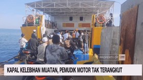 VIDEO: Kapal Kelebihan Muatan, Pemudik Motor Tak Terangkut