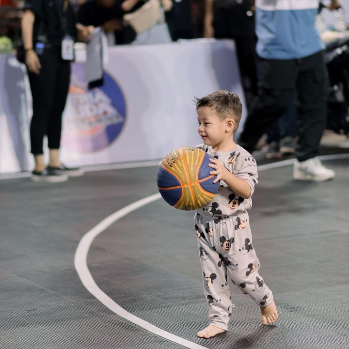 <p>"Kenzooo. Si anak pintar, cerdas, pemberani, dan saleh," kata seorang netizen dengan emotikon hati. "Pengen nyimum Adek Ho, ganteng bangetttt," ungkap netizen yang lainnya. (Foto: Instagram: @baimwong)</p>