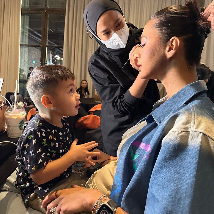 <p>Baim sendiri kerap mengunggah momen kebersamaannya bersama keluarga. Sosok yang paling sering mencuri perhatian adalah si bungsu Kenzo. (Foto: Instagram: @baimwong)</p>