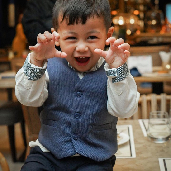 <p>Banyak netizen yang dibuat salah fokus dengan wajah memesona Kenzo, nih. Tidak sedikit pula yang menyebut Kenzo sangat pintar dan pemberani. (Foto: Instagram: @baimwong)</p>