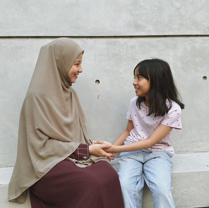 <p>Dalam rangka merayakan ulang tahun Megumi, Natasha Rizky pun mengunggah potret kebersamaannya bersama sang putri. Untuk melengkapi foto tersebut, perempuan yang akrab disapa Acha ini menuliskan pesan yang sangat mengharukan, Bunda. (Foto: Instagram: @natasharizkynew)</p>