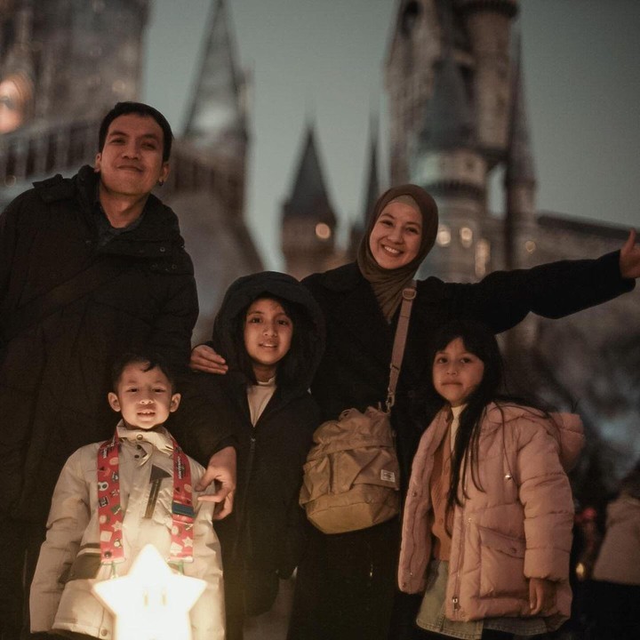 <p>Artis cantik Natasha Rizky dikaruniai tiga orang anak setelah menikah dengan Desta di tahun 2013. Ketiganya pun diberi nama Megumi, Miskha, dan Miguel. (Foto: Instagram: @natasharizkynew)</p>