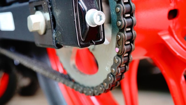 Ada beberapa tips untuk menjaga rantai motor tidak berkaray dan kering saat musim hujan.