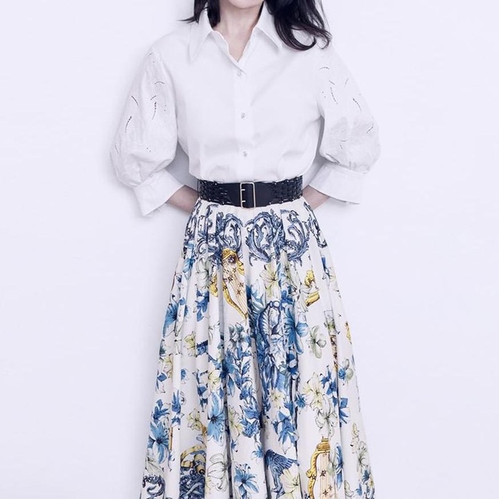 <p>Rok panjang menjadi pilihan outfit yang paling pas untuk lebaran nanti. Gaya stylish Song Hye Kyo ini dapat dicontoh untuk tampil fresh dan cantik. (Foto: Instagram @michaachannel)</p>